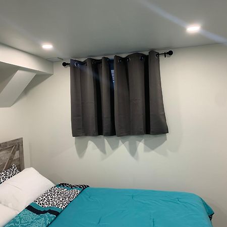 Modern 1 Bedroom + Den In Кеймбридж Экстерьер фото