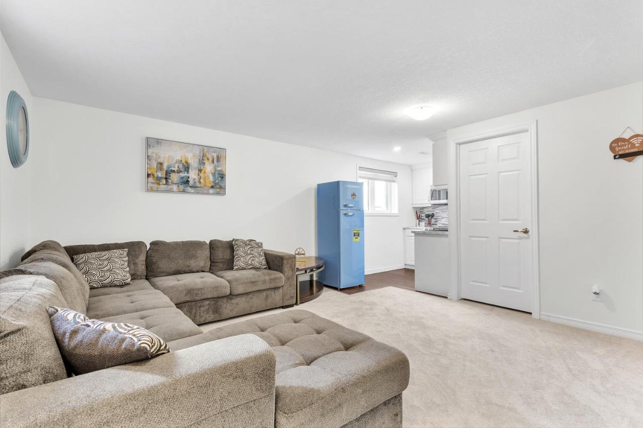 Modern 1 Bedroom + Den In Кеймбридж Экстерьер фото