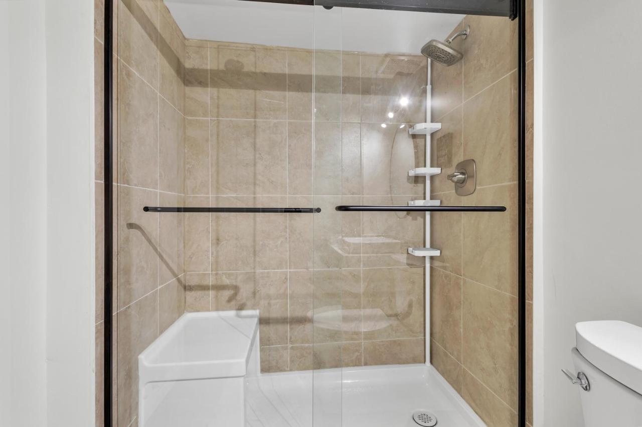 Modern 1 Bedroom + Den In Кеймбридж Экстерьер фото