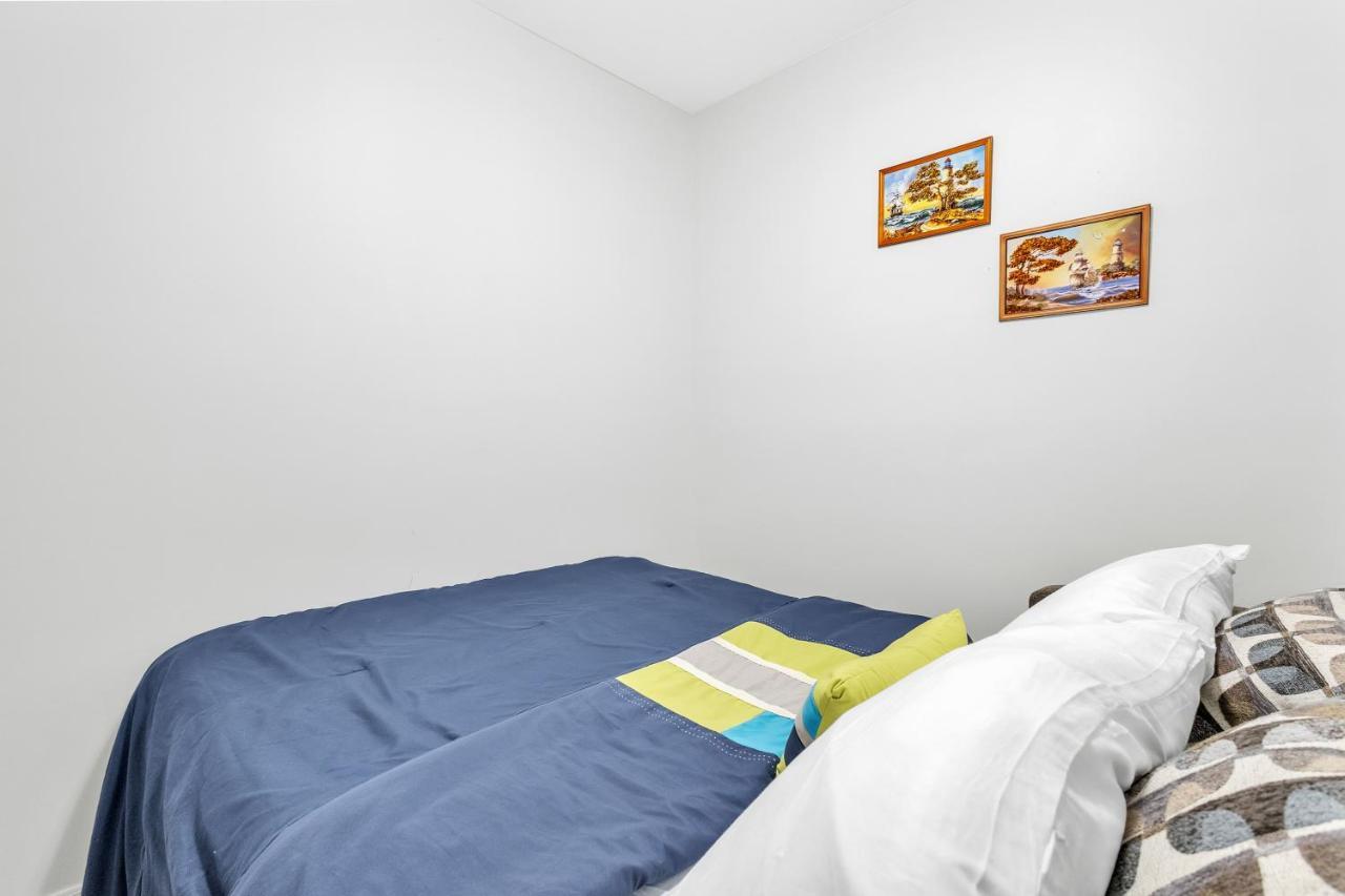 Modern 1 Bedroom + Den In Кеймбридж Экстерьер фото